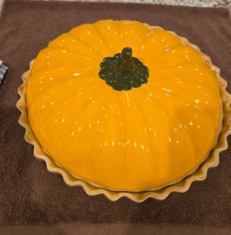Large vintage ceramic pumpkin pie keeper with lid. No making. 12" across. No chips or cracks.