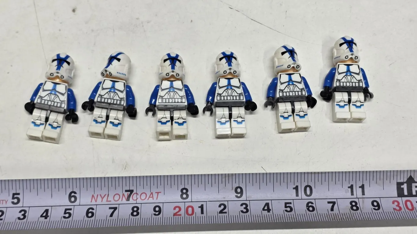 Lot of 6 brick based Mini Figures
