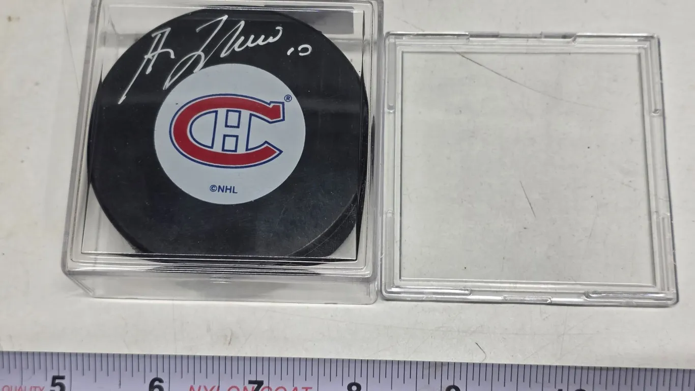 Guy Lafleur Autographed Puck Montreal Canadiens w/case