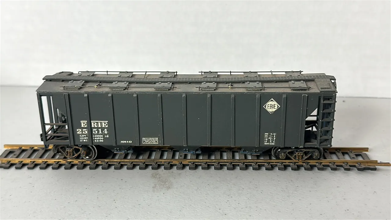 HO Scale Erie Covered Hopper Rail Car