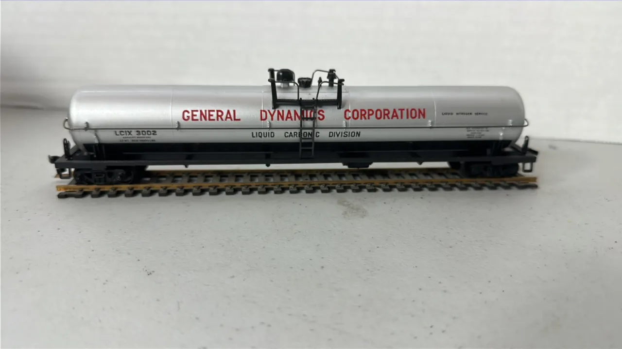 HO Scale General Dynamics Corporation Tanker Rail Car