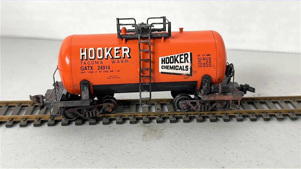 HO Scale Hooker Chemicals Tanker Rail Car