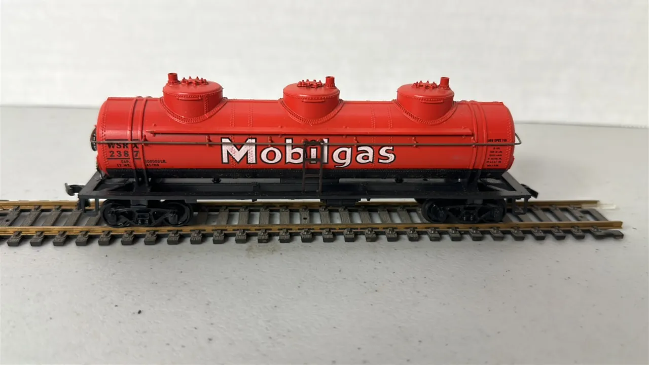 HO Scale Mobilgas Rail Tanker Car