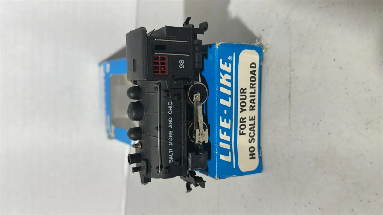 HO Scale Dockside Steam Locomotive - Plastic