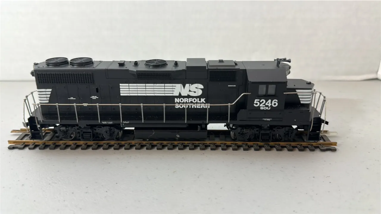 Athearn HO Scale Norfolk Southern # 5246 Train Engine