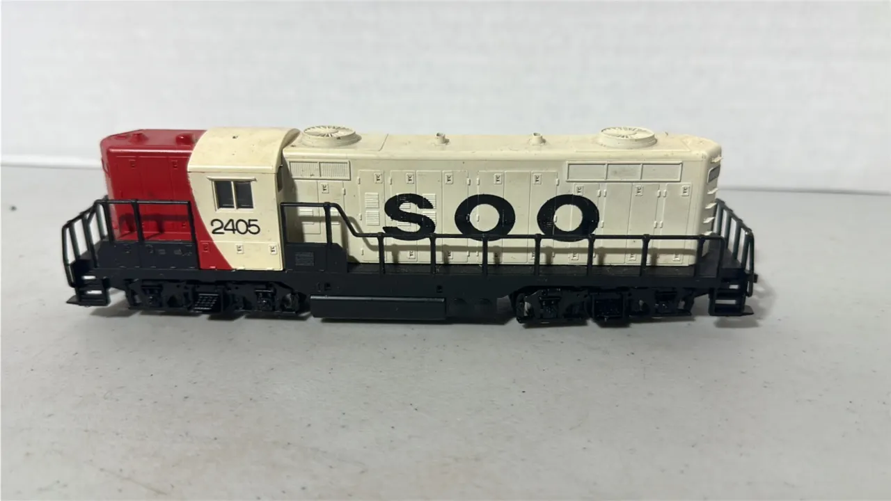 HO Scale Soo Train Engine - Plastic