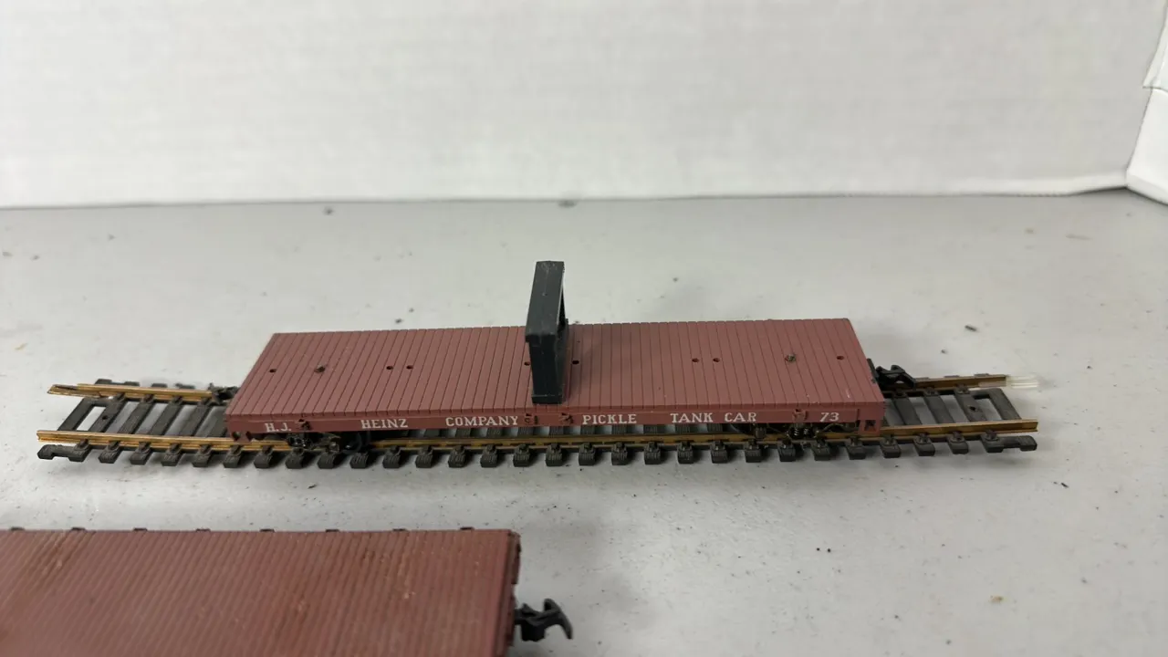 (2)- HO Scale Rail Flat Cars