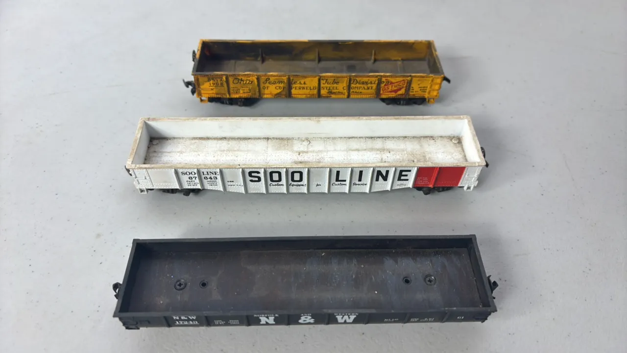 (3)- HO Scale Gondola Cars