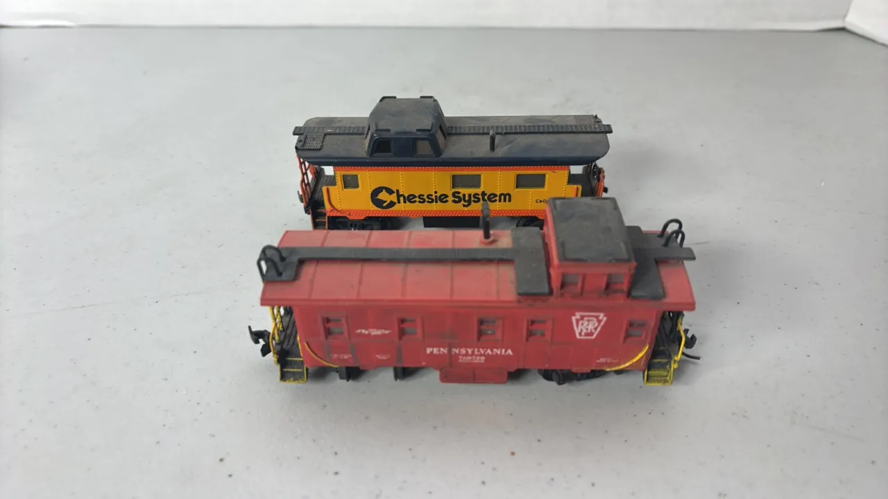 (2)- HO Scale Caboose Cars