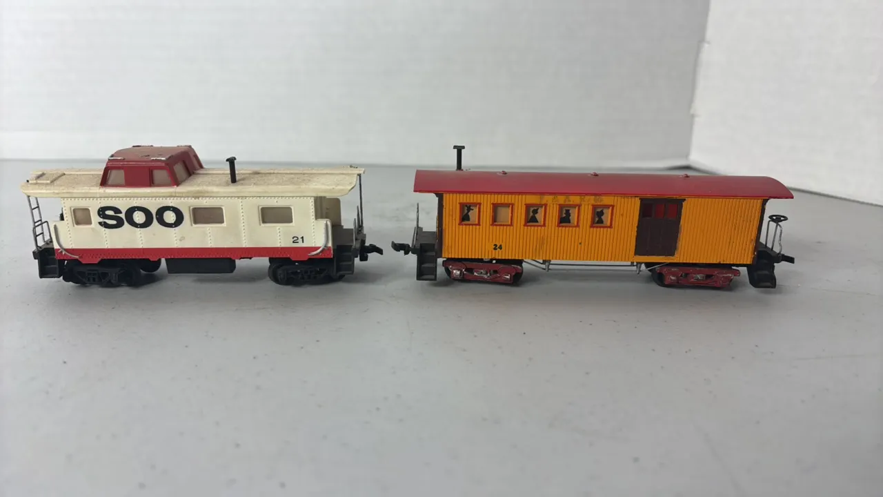 (2)- HO Scale Dining Car and Caboose - Plastic