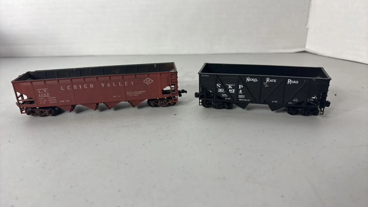 (2)- HO Scale Hopper Cars