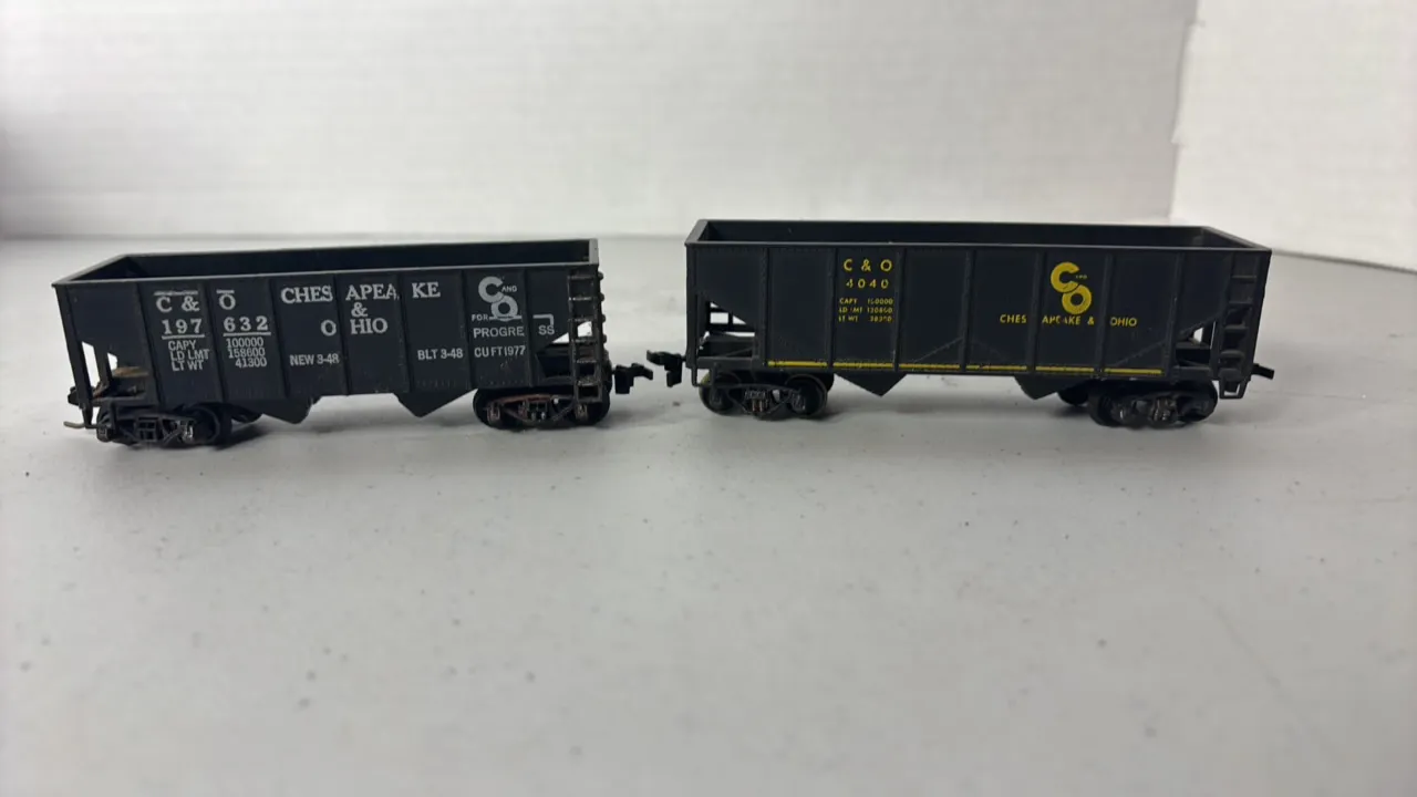 (2)- HO Scale Hopper Cars - Plastic