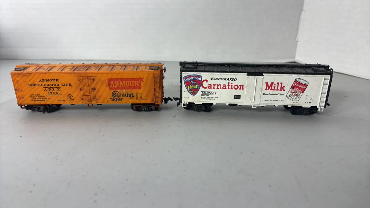 (2)- HO Scale Boxcars - Plastic