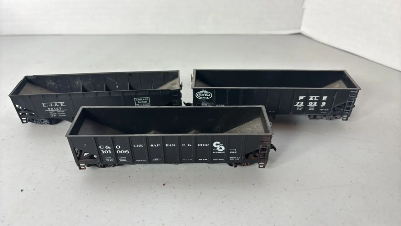 (3)- HO Scale Hopper Cars - Plastic