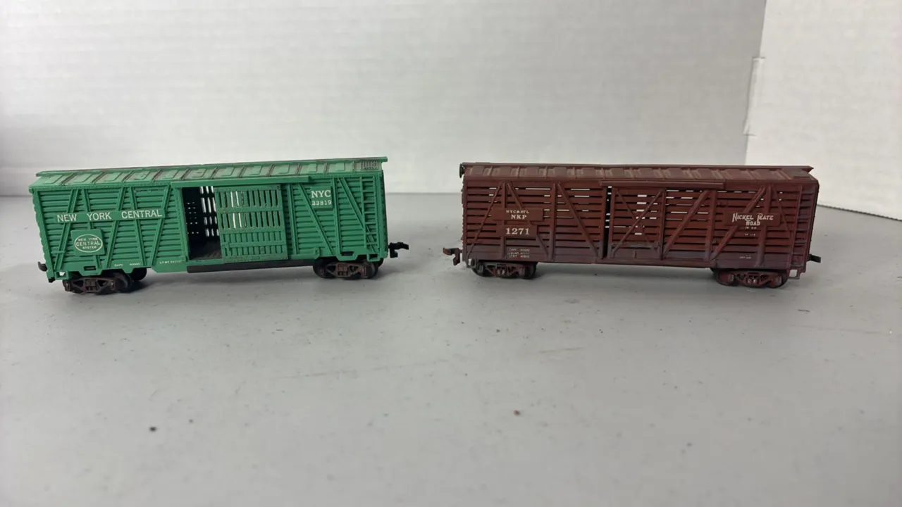 (2)- HO Scale Rail Cars - Plastic