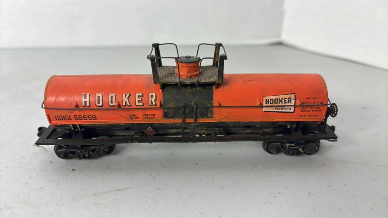 (2)- HO Scale Tanker Cars - Plastic