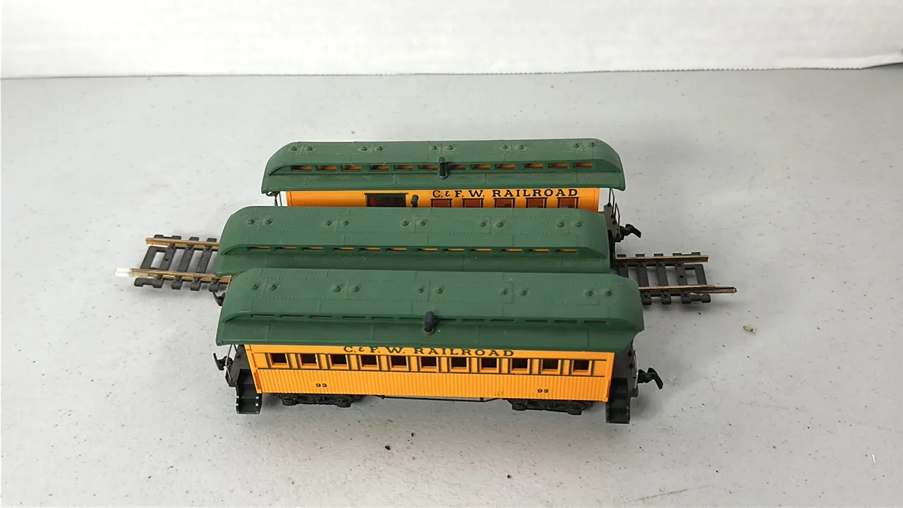 (3)- HO Scale Rail Cars - Plastic