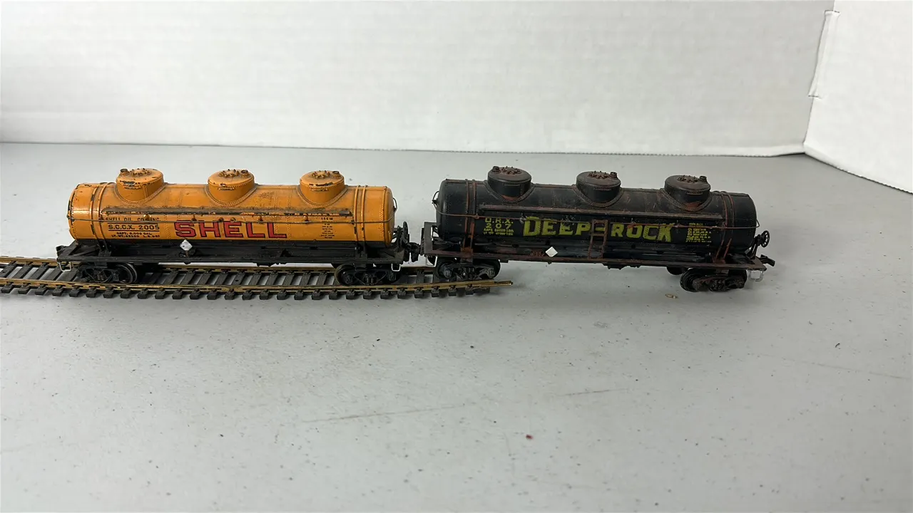 (2)- HO Scale Tanker Cars - Plastic