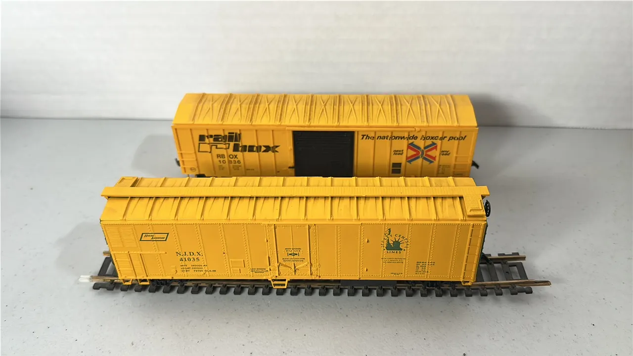 (2)- HO Scale Boxcars- Plastic
