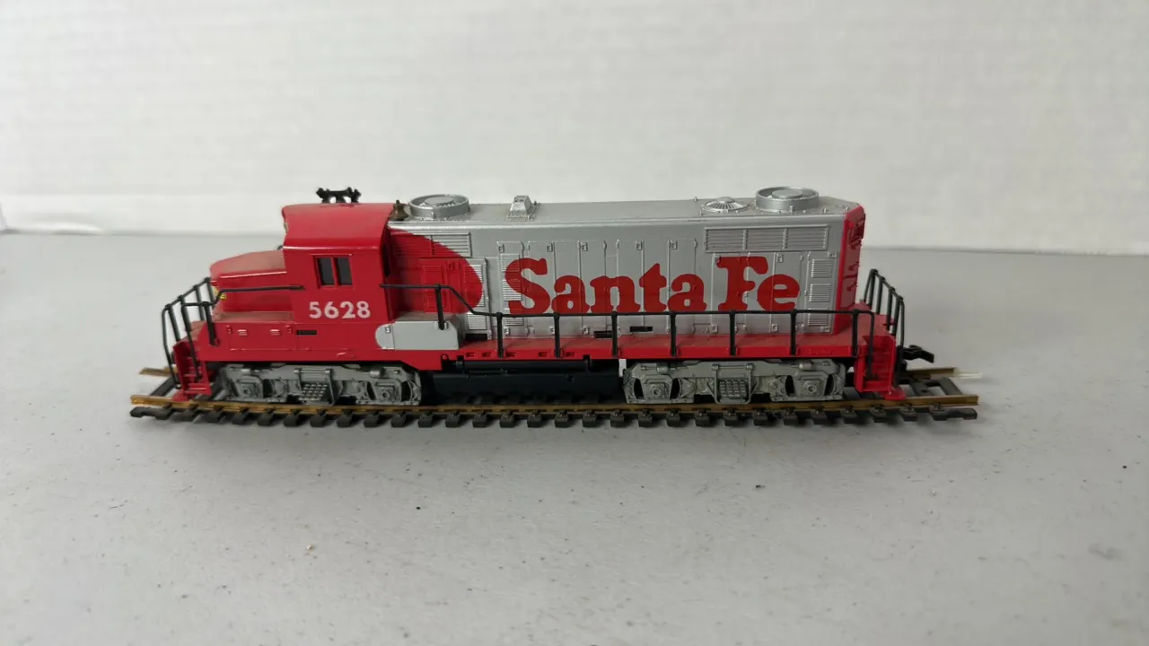 (1)- HO Scale Santa Fe Train Engine- Plastic