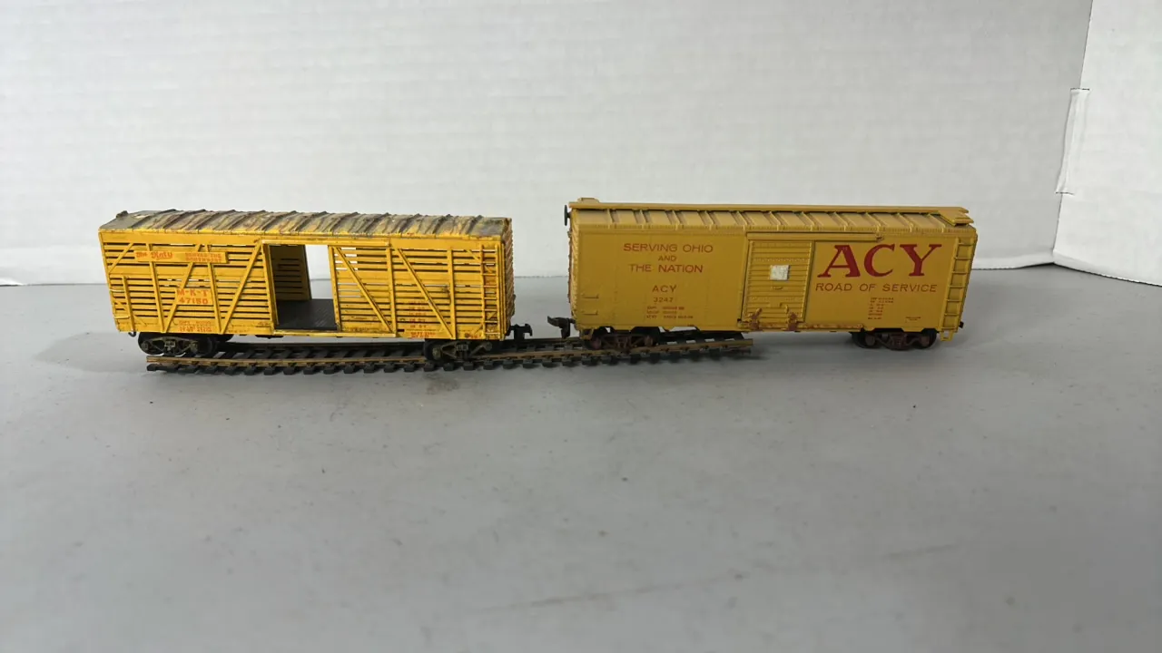 (2)- HO Scale Boxcars- Plastic