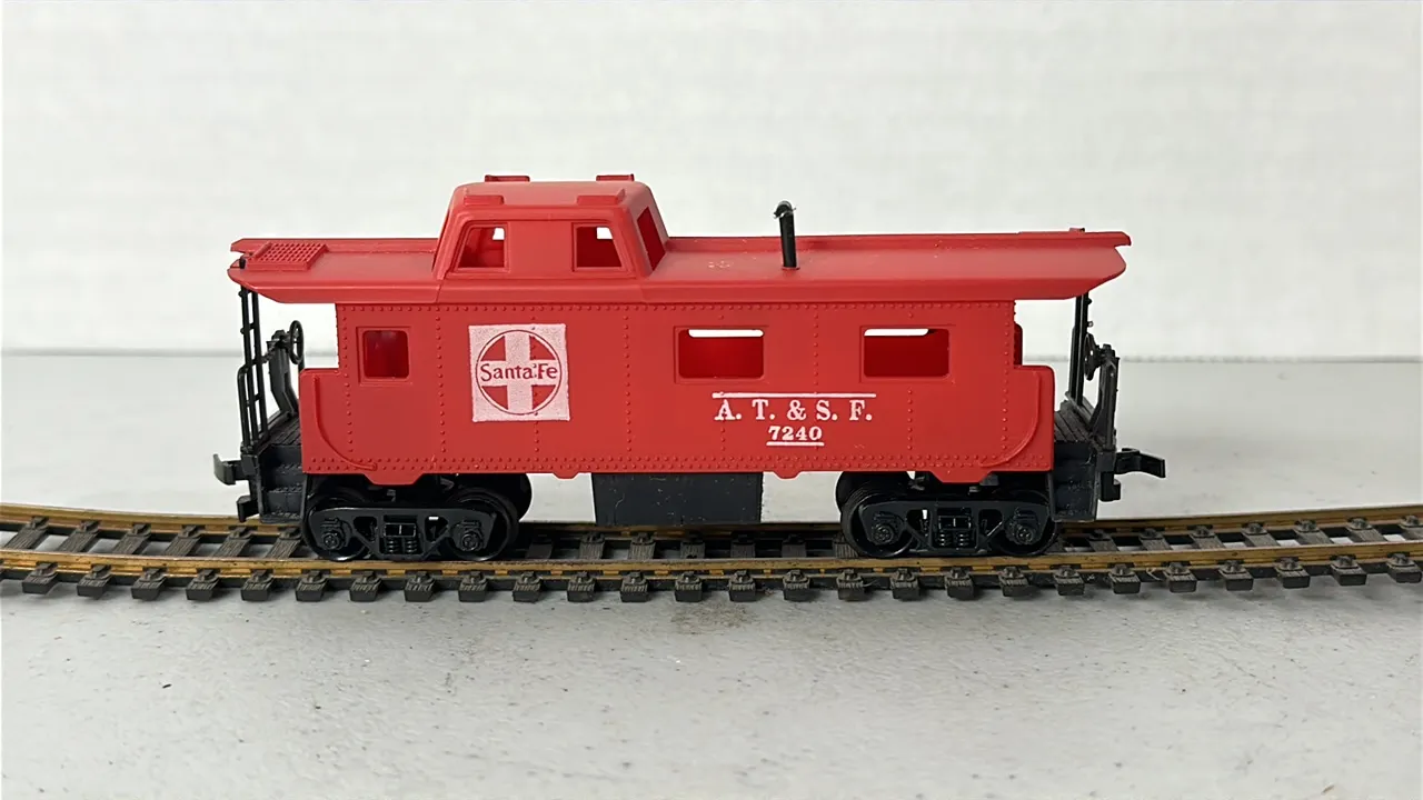 (1)-HO Scale Santa Fe Caboose- Plastic