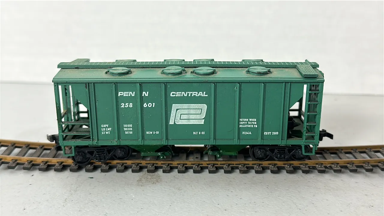 (1)-HO Scale Penn Central 3-bay Covered Hopper- Plastic