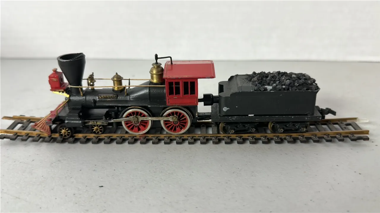 (1)- Vintage HO Scale Steam Engine With Coal Tender- Metal