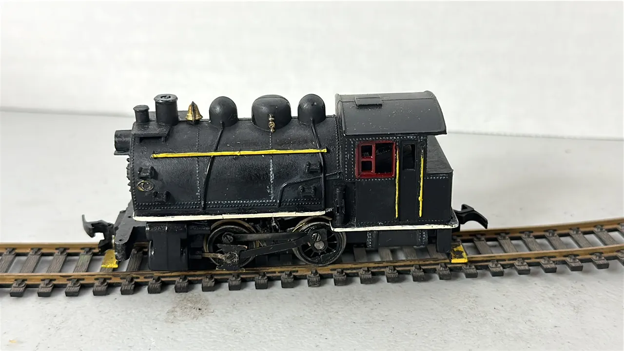 (1) HO Scale Steam Engine-Plastic