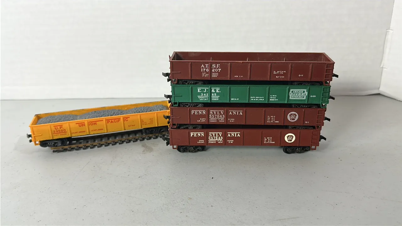 (5)- HO Scale Gondola Cars - Plastic