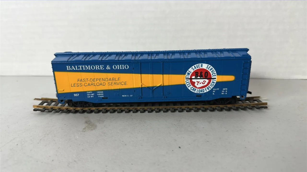 (1)- HO Scale Boxcar - Plastic
