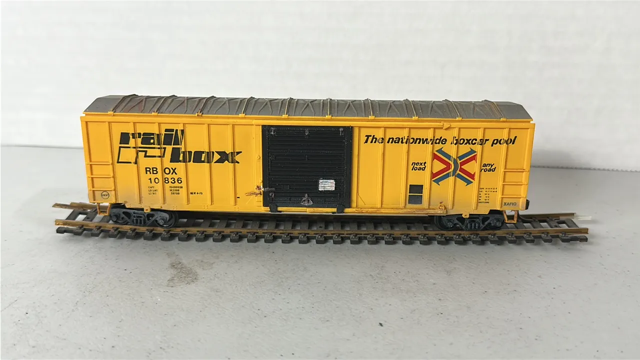 (1)- HO Scale Boxcar - Plastic