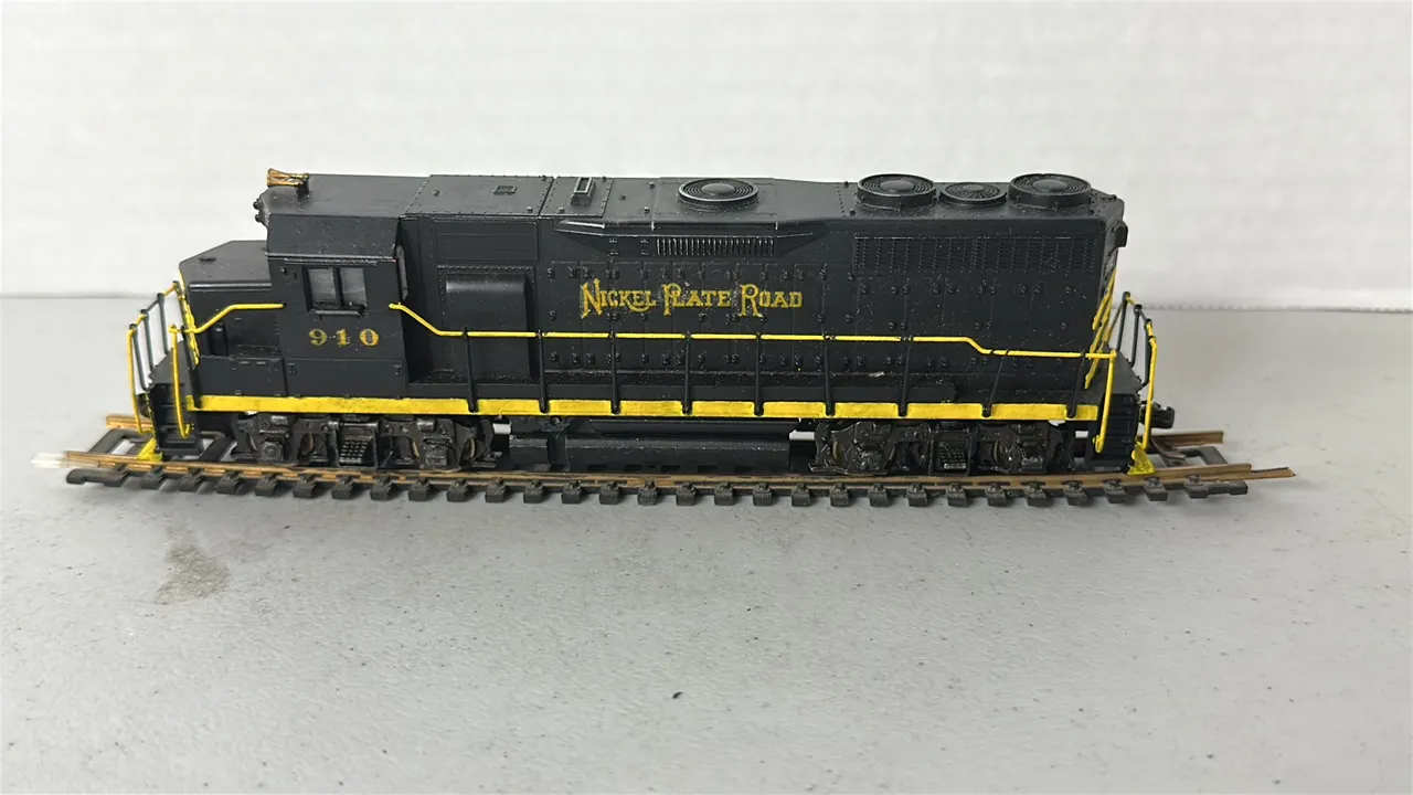 HO Scale Nickel Plate Road #910 Train Engine - Plastic