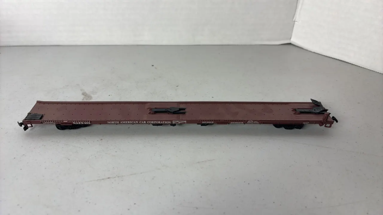 (3)- HO Scale Flat Cars - Plastic