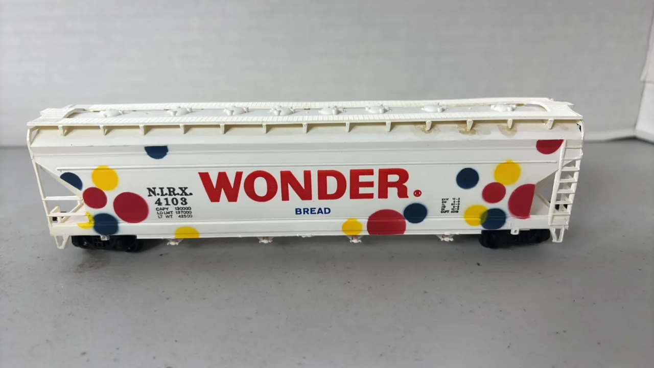 HO Scale Wonder Bread Covered Hopper Car - Plastic