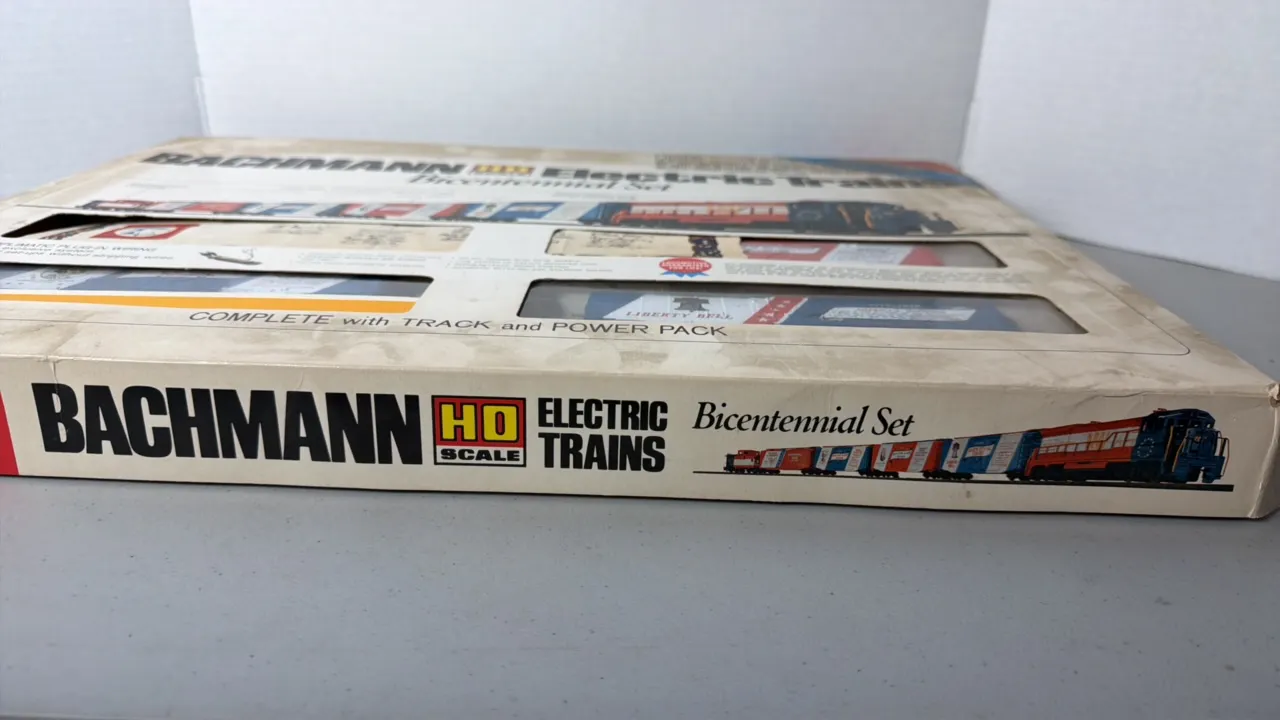 (5)- HO Scale Train Cars
