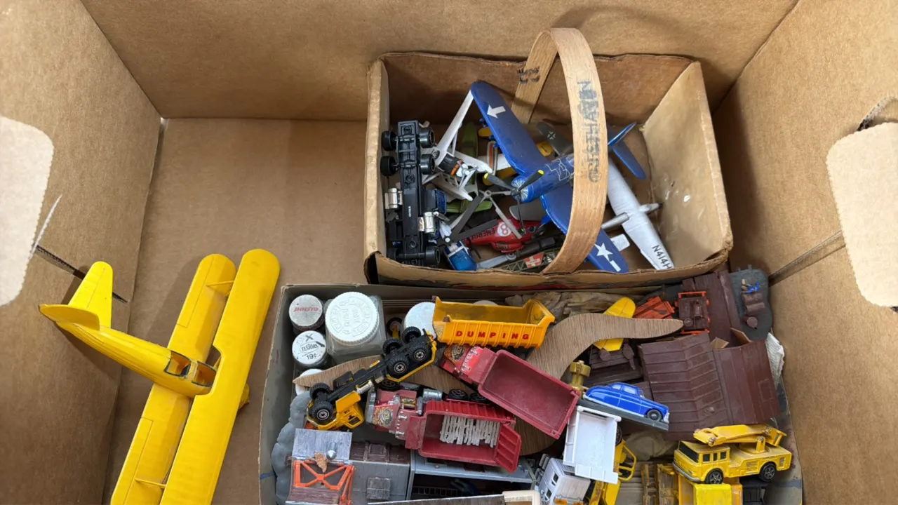 Railroad Scenes & Kids Toys