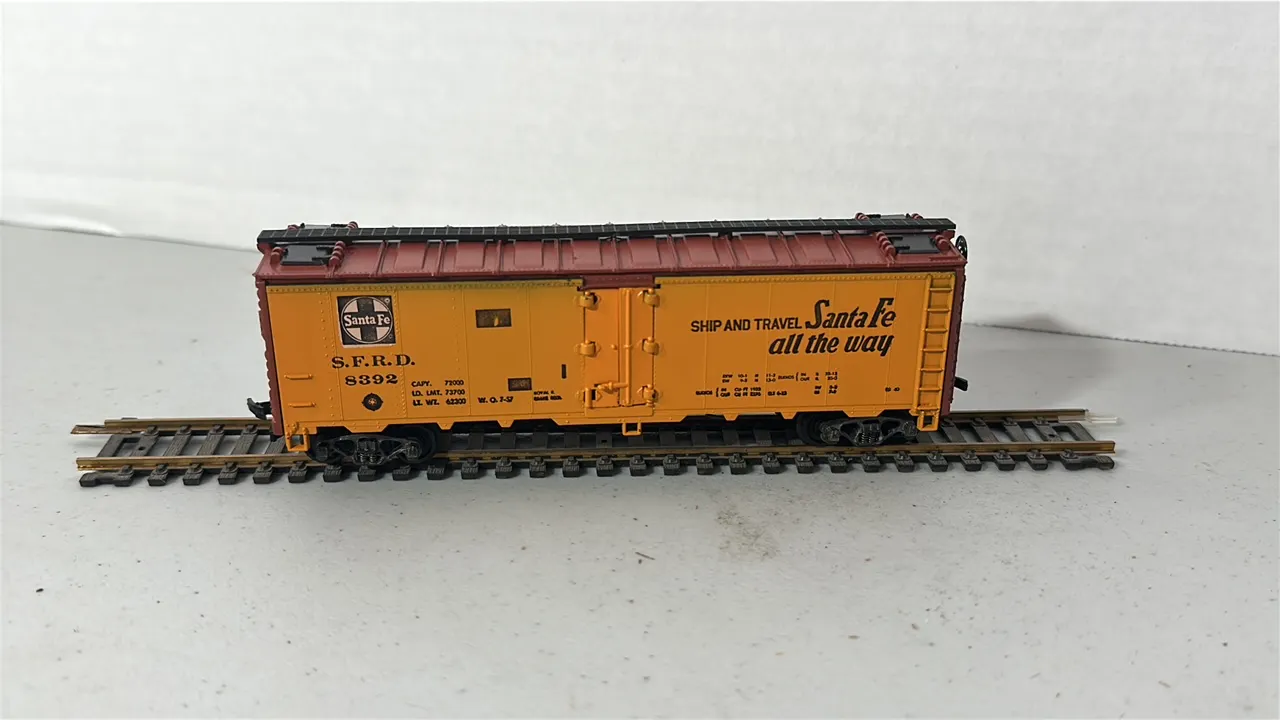 HO Scale Santa Fe Super Chief Boxcar