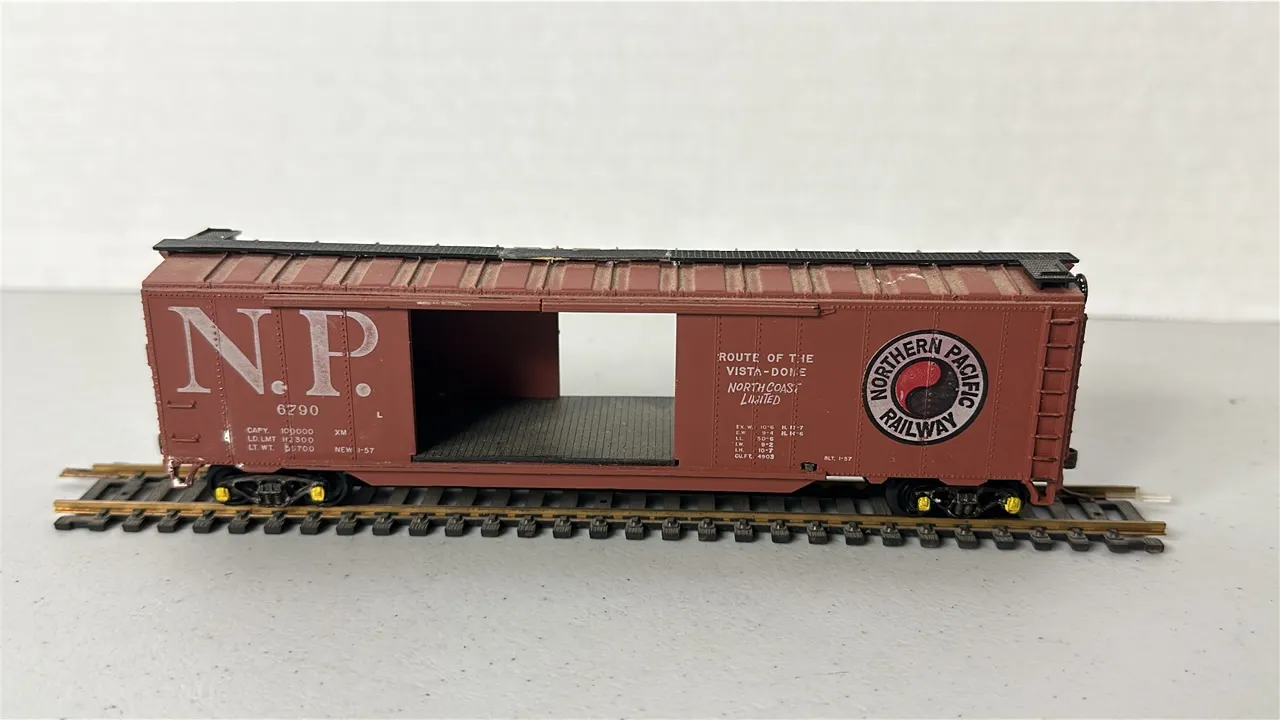 (2)-HO Scale Northern Pacific Railway Boxcars