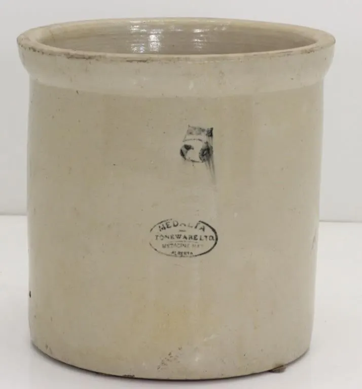 LARGE MEDALTA STONEWARE CROCK