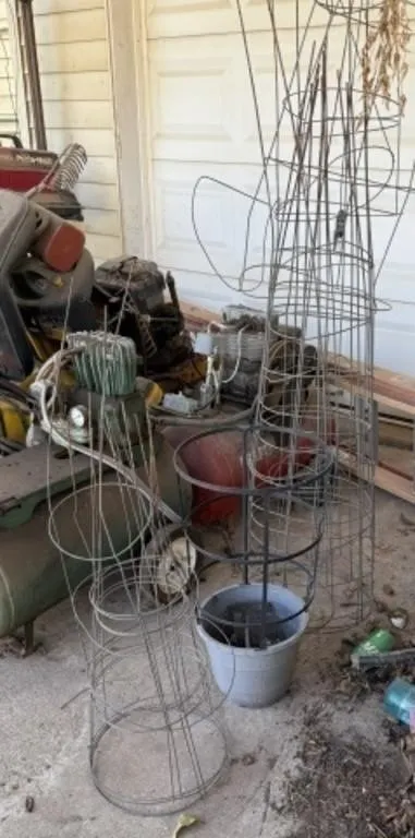 Tomato Cages, Plastic Pot