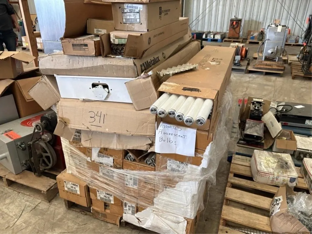 Pallet of 4' & other Fluorescent Bulbs