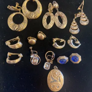 Vintage costume jewelry – earrings, etc.