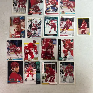 17 STEVE YZERMAN CARDS