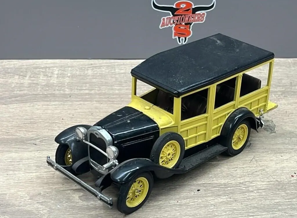 Scale Models 1:25 Ford Bus.