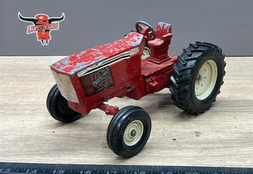 ERTL 1:16 Utility Tractor