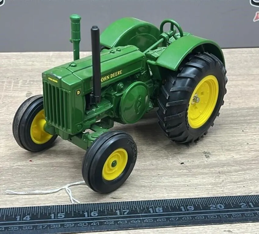 ERTL 1:16 John Deere D Tractor