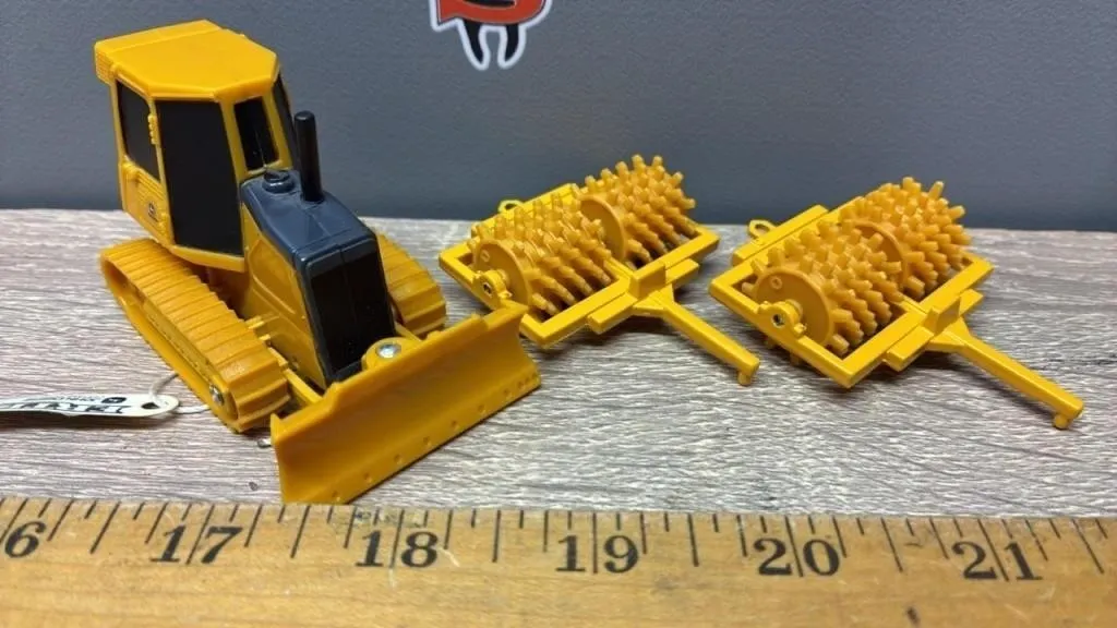 1:64 ERTL Plastic Track Tractor & 2 Roller