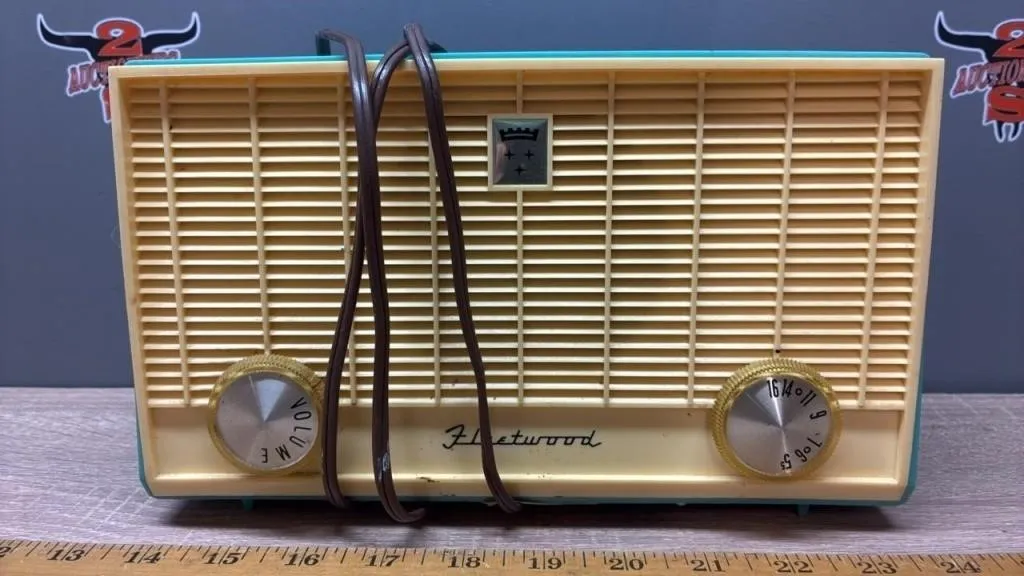 Vintage Fleetwood Electric Radio.