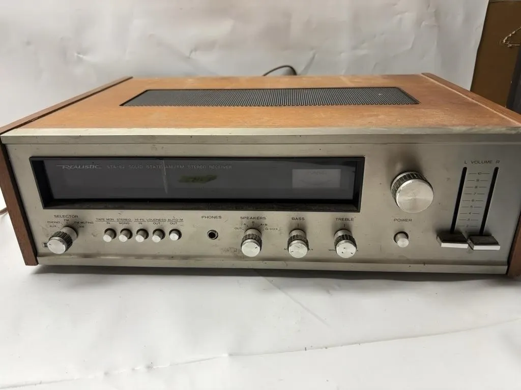 Realistic STA-82 Solid State AM FM Stereo Receiver